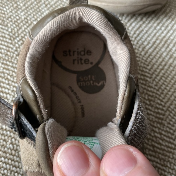 Stride Rite Boys Kylin Soft Sole Sneaker W/Memory Foam Insoles. Brown/Tan. SZ 4W - Picture 9 of 16